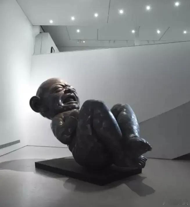 【要是看了董某某的其他娃娃雕塑，可能会觉得“大地之子”还不是最让人看着难受的】他