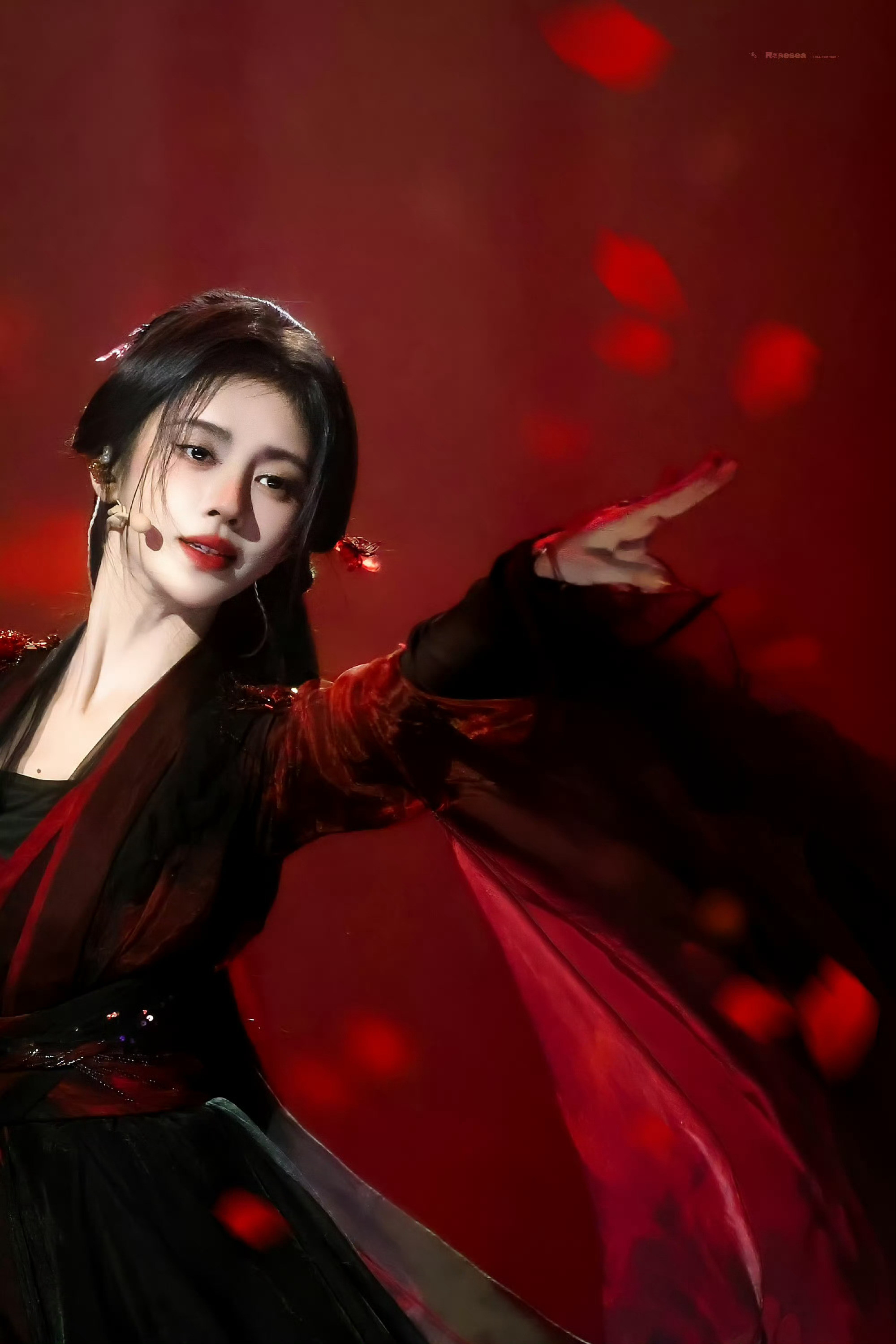 侯明昊站姐发了鞠婧祎仙姿本自出瑶台，不惹凡尘半点埃。眉眼含星凝玉露，笑靥如风拂花