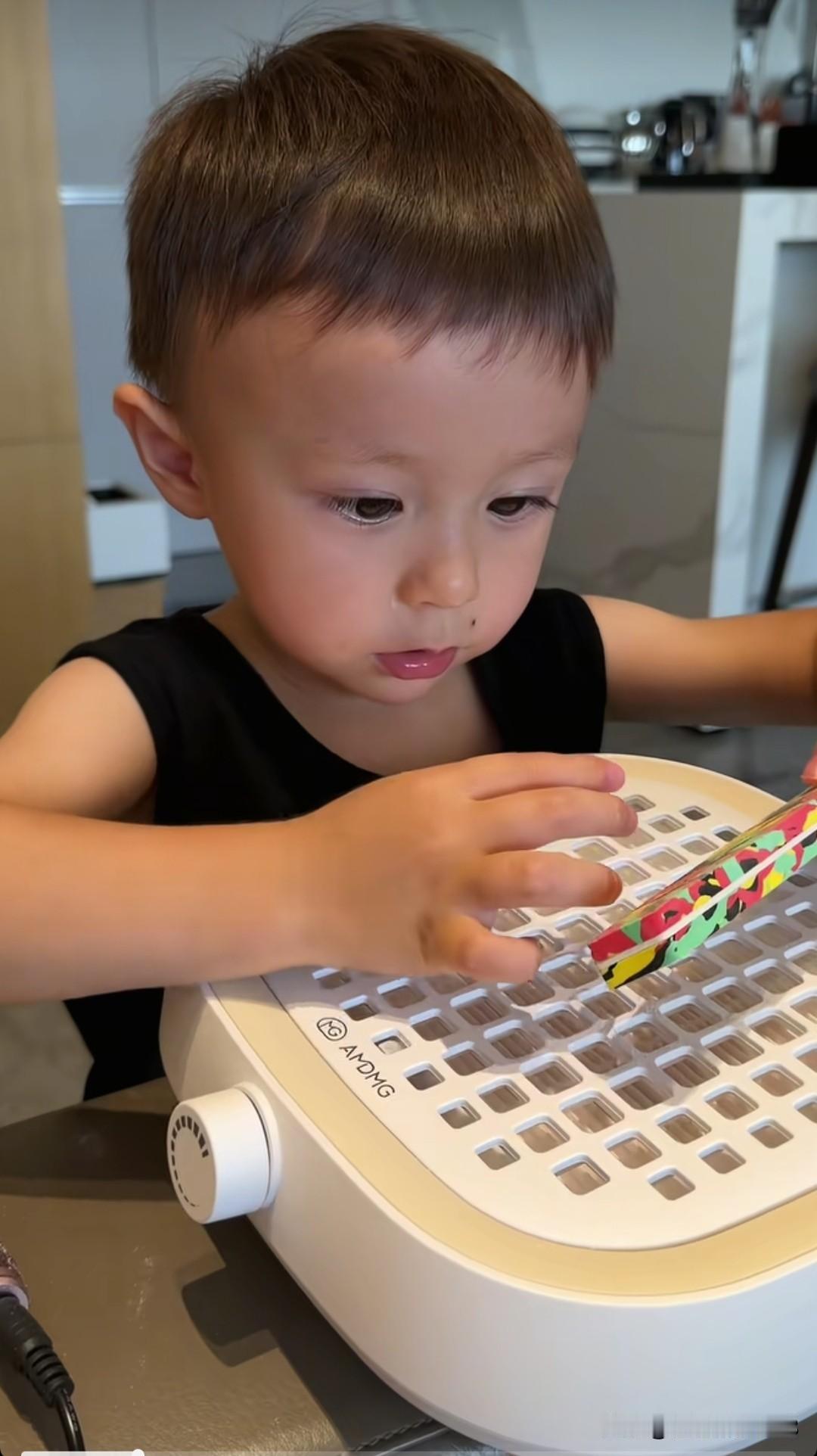 叶海洋家的欧文动手能力特强，从小学什么有模有样，他还有沟通能力，愿意主动观察和探