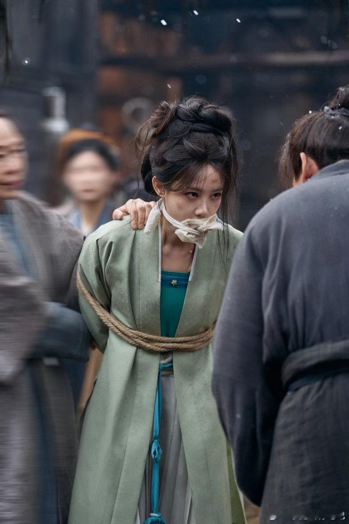 李一桐金枝脏脏雀造型李一桐陈雀儿脏脏雀造型金枝名场面氛围感拉满，李一桐脏脏雀妆造