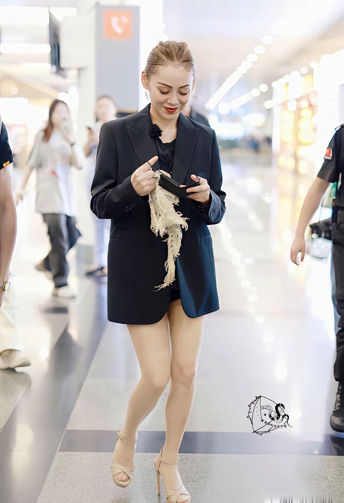 宁静这状态，完全看不出已经是55岁的人了，尤其是这腿，看起来和二十多岁的小姑娘也