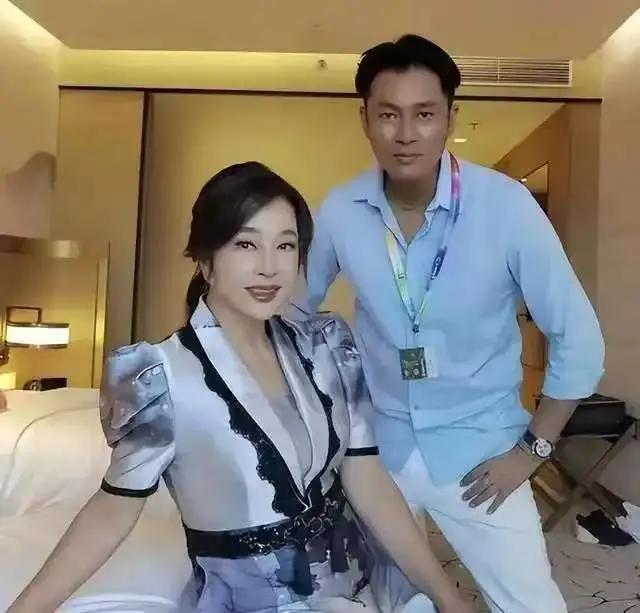 76岁刘晓庆被小38岁前男友告了，索赔504万。她的回应只有一句话：“我身上三百