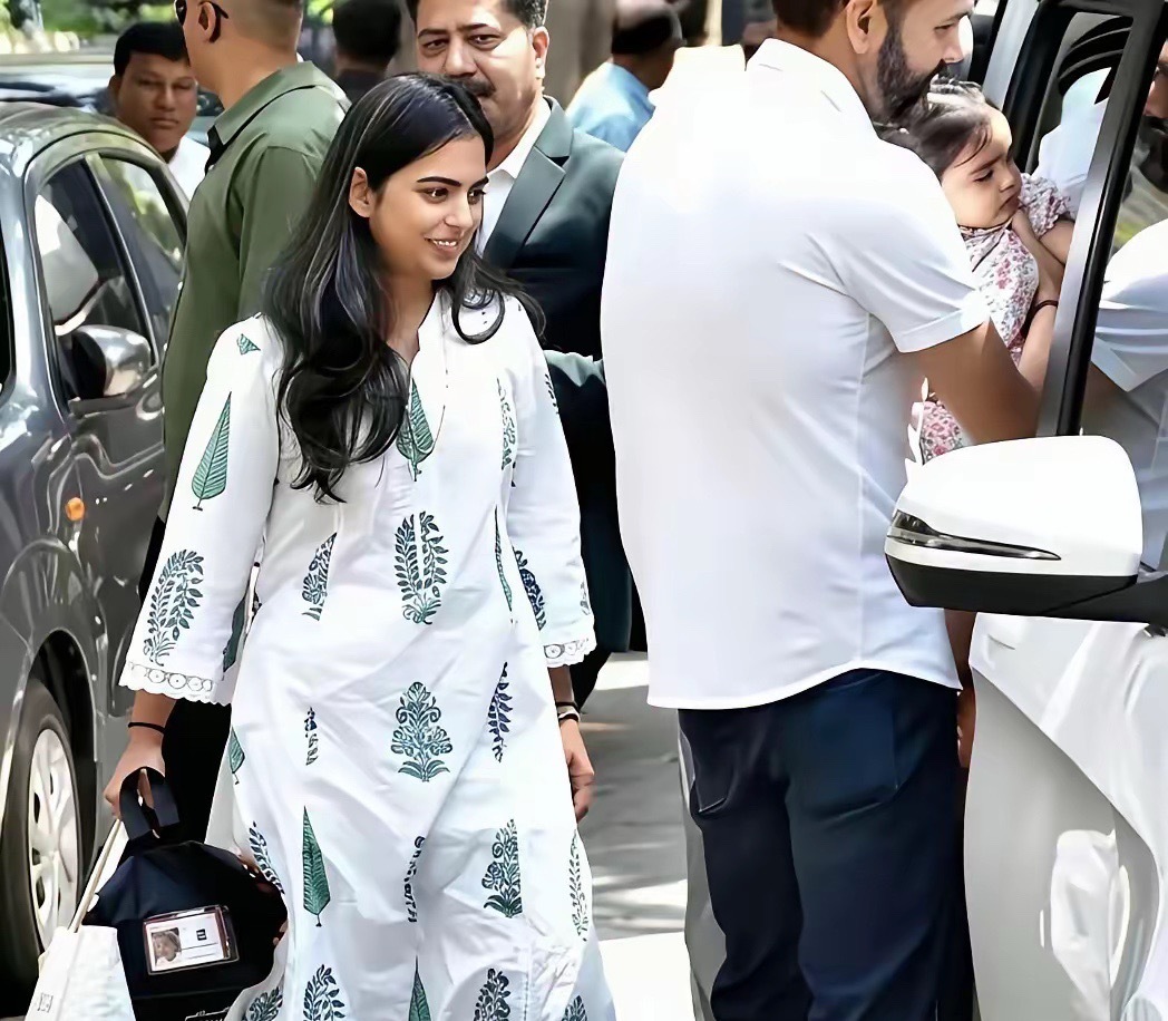 印度首富唯一的宝贝女儿，素颜出门也不输女明星，据说她从不化妆，一家三口出门保镖保