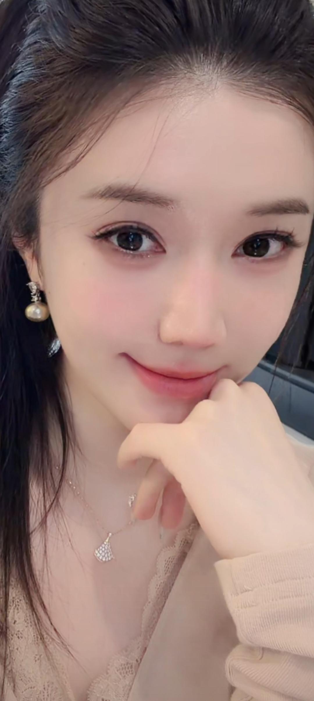这位小姐姐正在微笑呢。