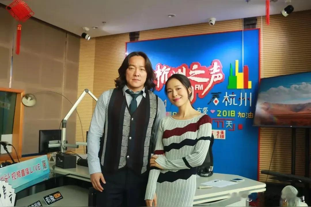 嚯,真是冷不丁一个大瓜!我对江一燕的印象还卡在《四大名捕》里的冷艳师姐,转头就