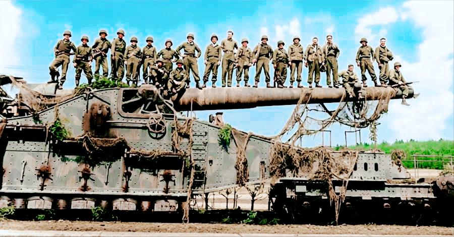 美军士兵站在被德军自行摧毁的古斯塔夫巨炮残骸上合影留念，古斯塔夫巨炮是人类战争史