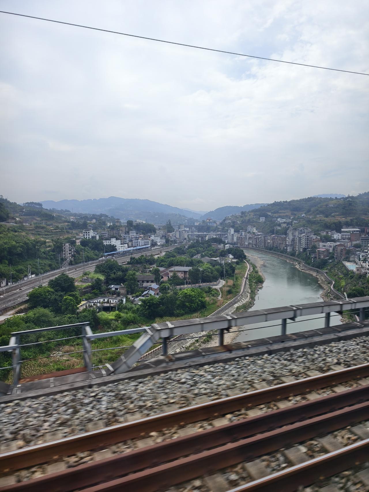 从爽爽贵阳，到新韵重庆，山水雄奇，峰峦叠嶂，探幽秘境，品味清凉。地球是圆的，
