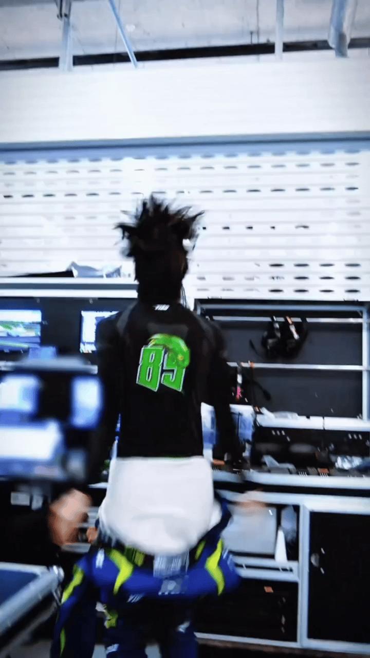 王一博享受生命中的每种状态这身衣服尽显完美肩腰比🤩🤩​​​