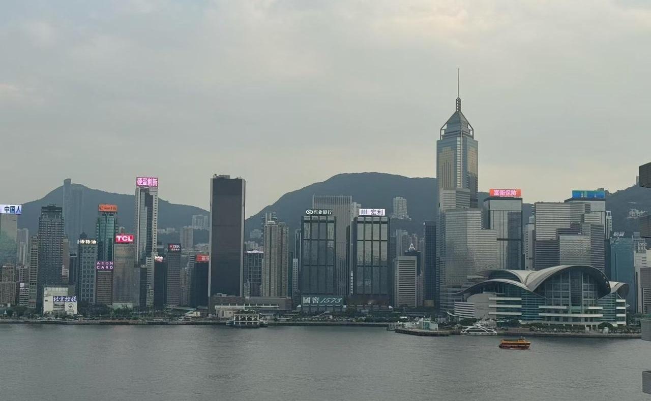 分房睡8年，老婆在外面找了个“金主”帮还房贷车贷，这男人居然还能乐呵呵地装傻？换