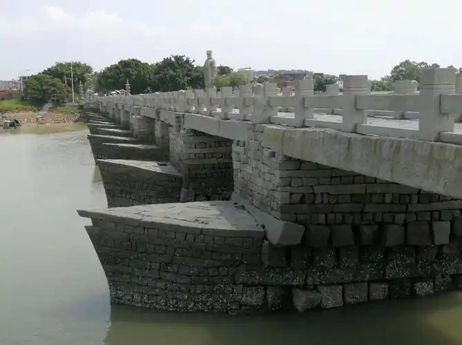 长条石交错垒砌是宋代石桥桥墩最核心的砌筑工艺，通过石材上下层错位咬合、纵横相互锁