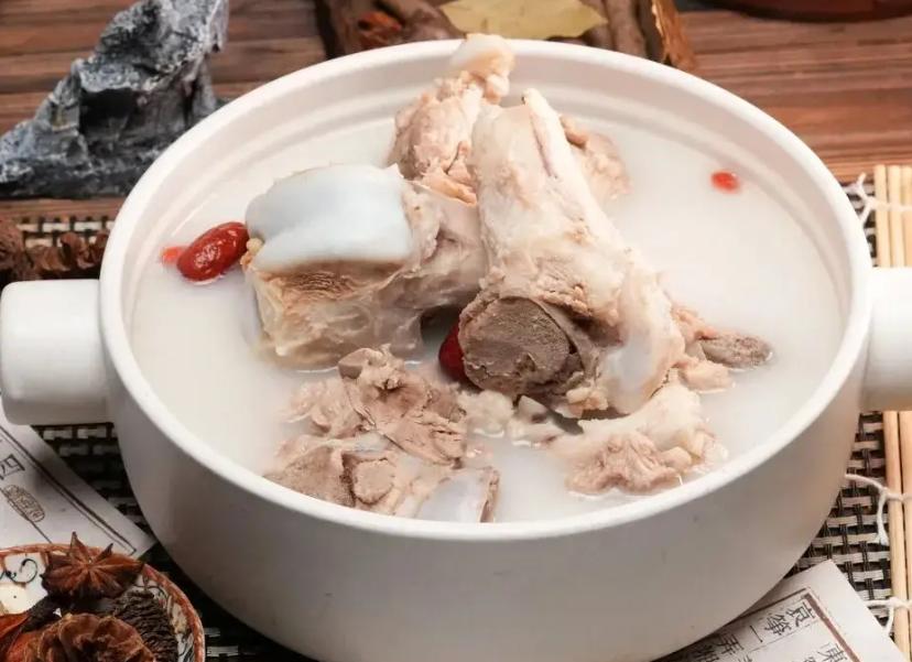 晚饭吃炒菜不如喝碗骨汤？医生提醒：年过花甲，晚饭“3不吃”最近不少人在讨论晚