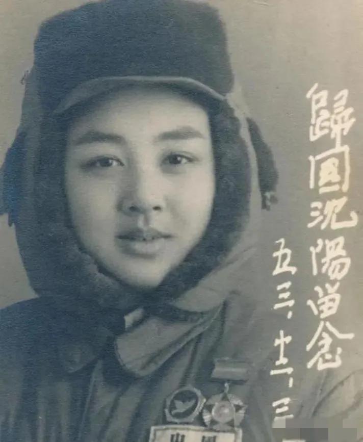 1953年，一位年轻的女志愿军战士在回国途中途经沈阳，趁着换乘的间隙，她走进了