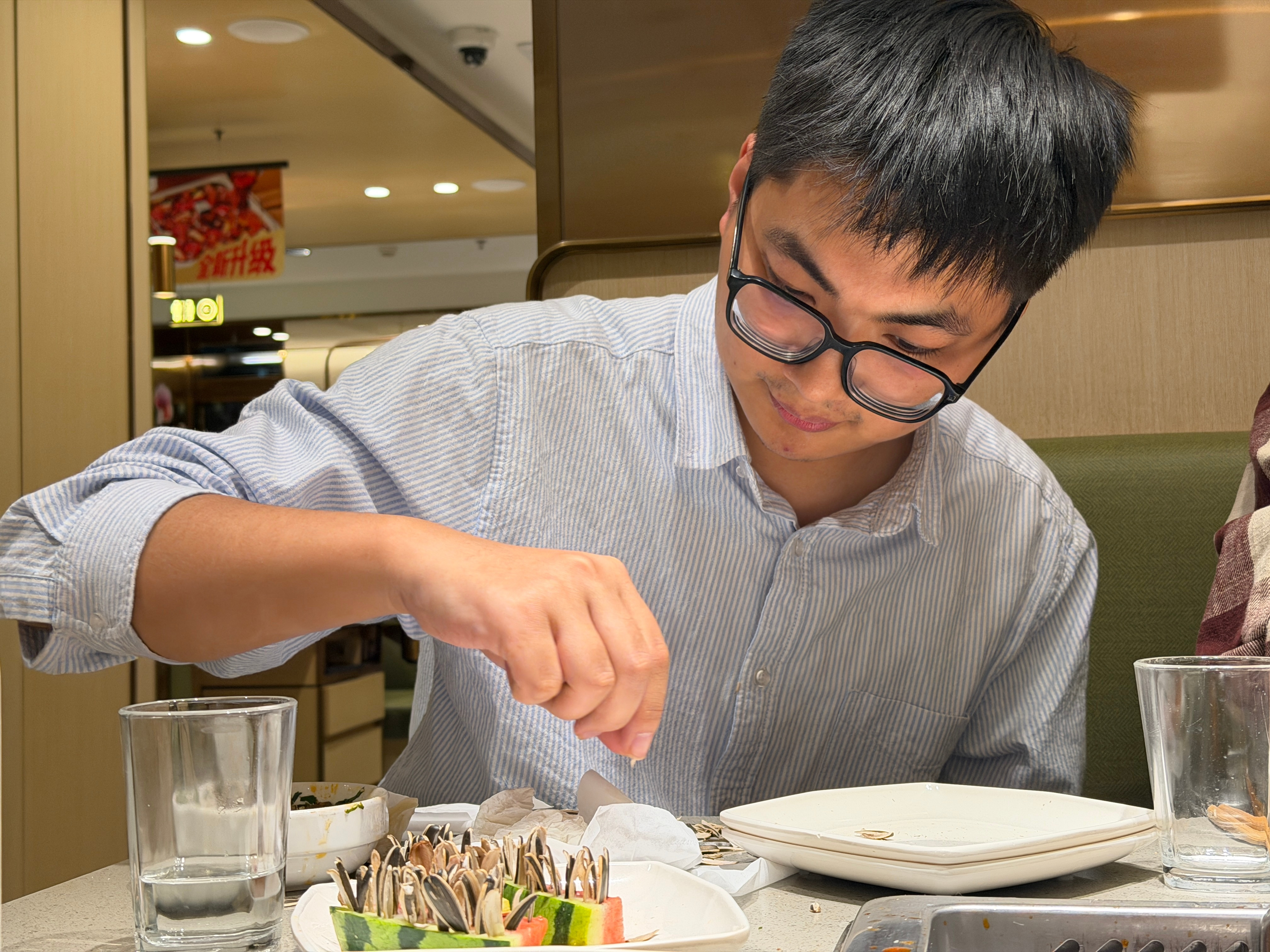 油菜这哥们最近是有啥烦心事儿嘛？