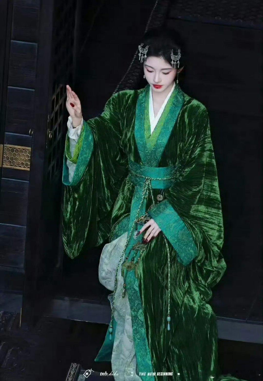 鞠婧祎孟子义张云龙的造型都是丝绒风格现在的内娱开始流行丝绒古装了吗？