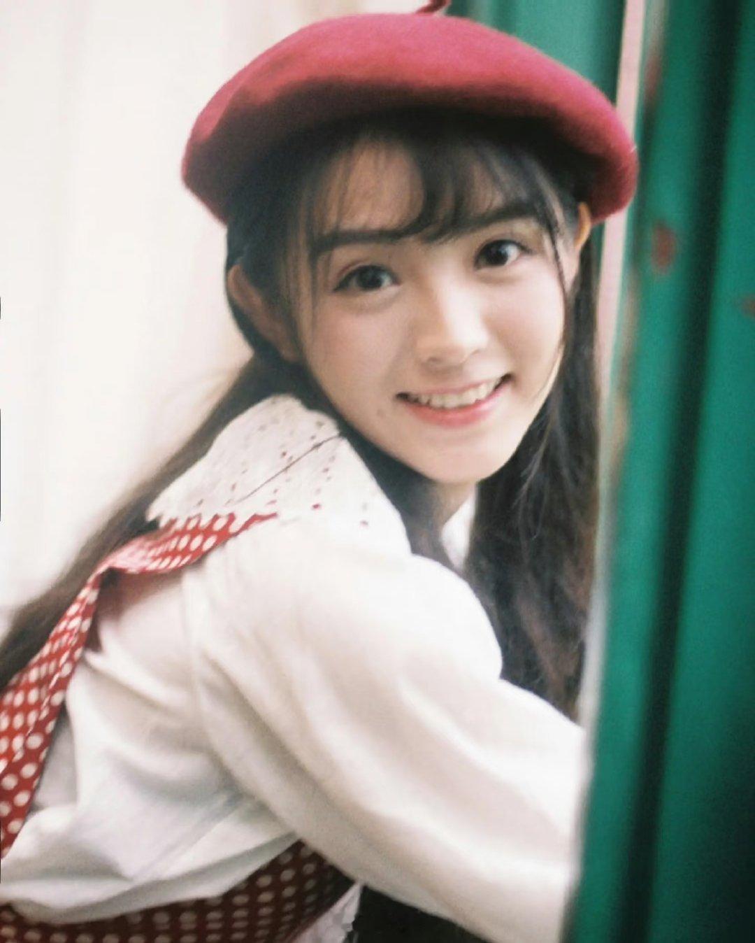 早期田曦薇真人bjd翻出早期旧照才懂，什么叫真正的“天然建模脸”。田曦薇学生时