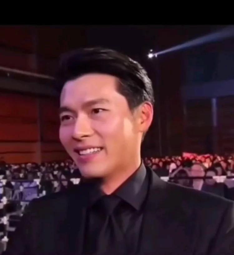 这算什么样的神仙颜值，叫人怎么能受得了呀！这孩死的笑容你是想把每个人都溶化掉吗？