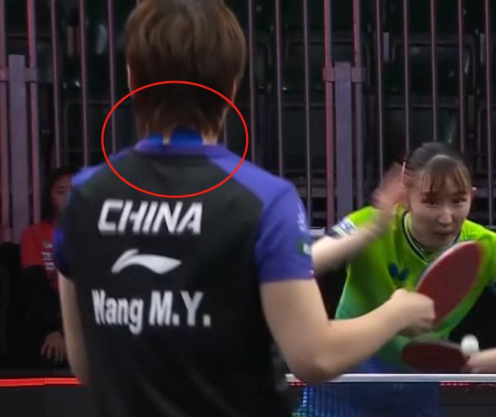 终于明白，今天鳗鱼为啥发挥不好了！你们看，鳗鱼颈椎赢是有问题，她贴了膏药了