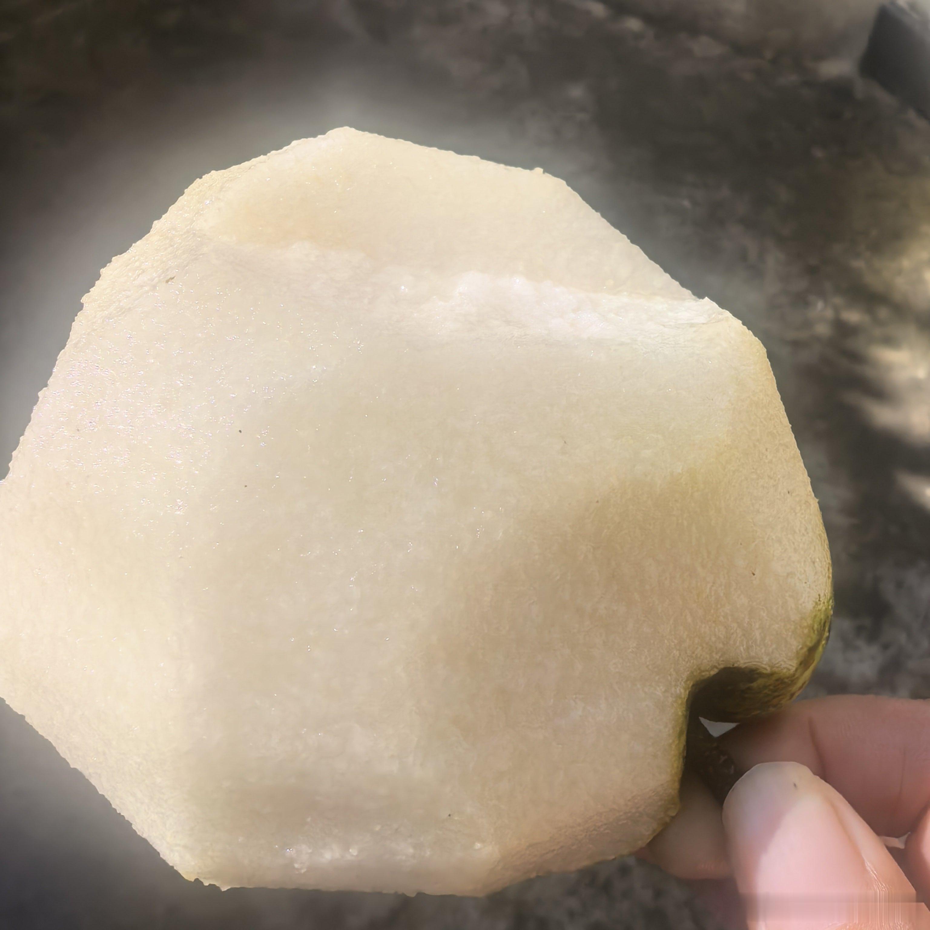 抬头看到树上有个梨看起来不错，于是摘下来，树熟的水果确实好吃。