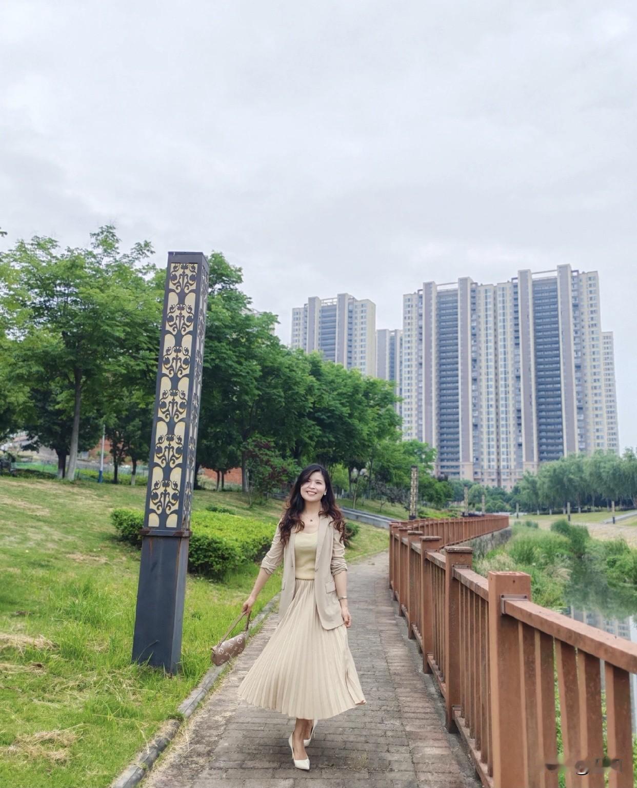 什么样子的女人才是最美的自信从容的女人最美，她们接纳自身不完美，面对生活起落坦然