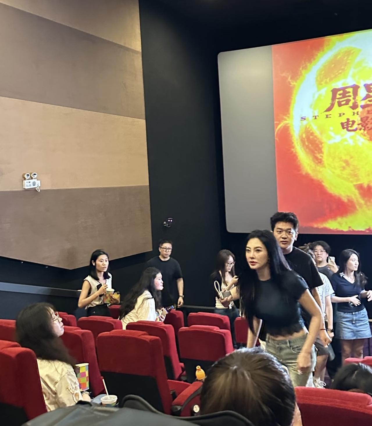 星女郎张雨绮与周星驰和解了，包场《功夫女足》。近日，周星驰新电影热播，不少明