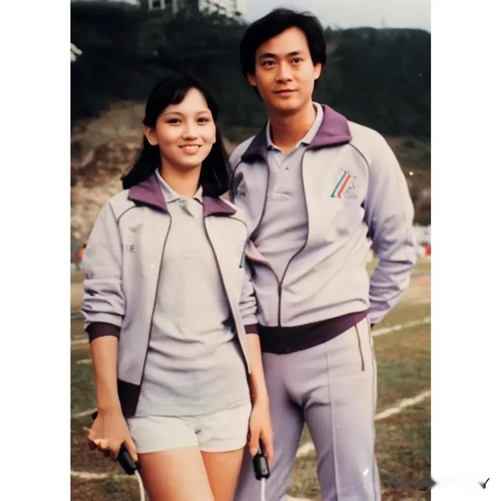 1991年，38岁的赵雅芝与44岁的郑少秋的留影旧照，那时候两人风华正茂，多么般