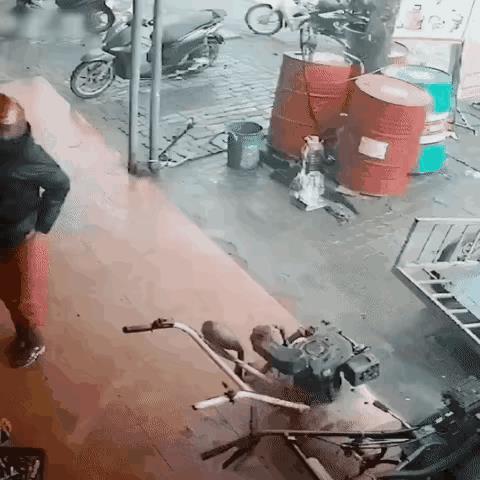 手欠的人不容易得老年痴呆，但容易赔钱