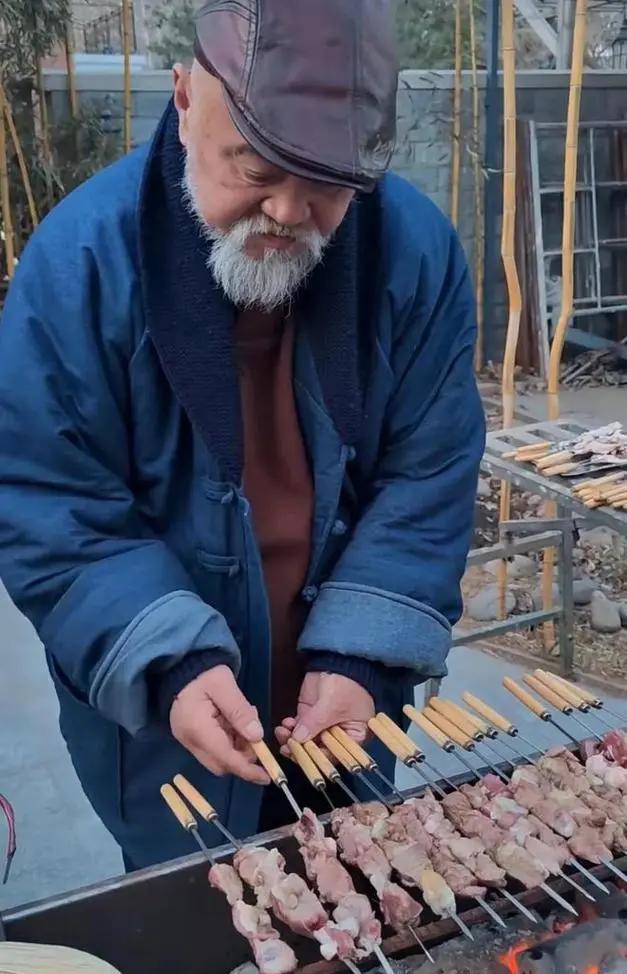 68岁演员李琦退休后，在街头卖烤串。路人前往问价，李琦笑呵呵地说：“市面上5块钱