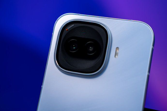 QOOZ11Turbo外观来了，后摄Deco还是家族式的舷窗造型，金属中框+