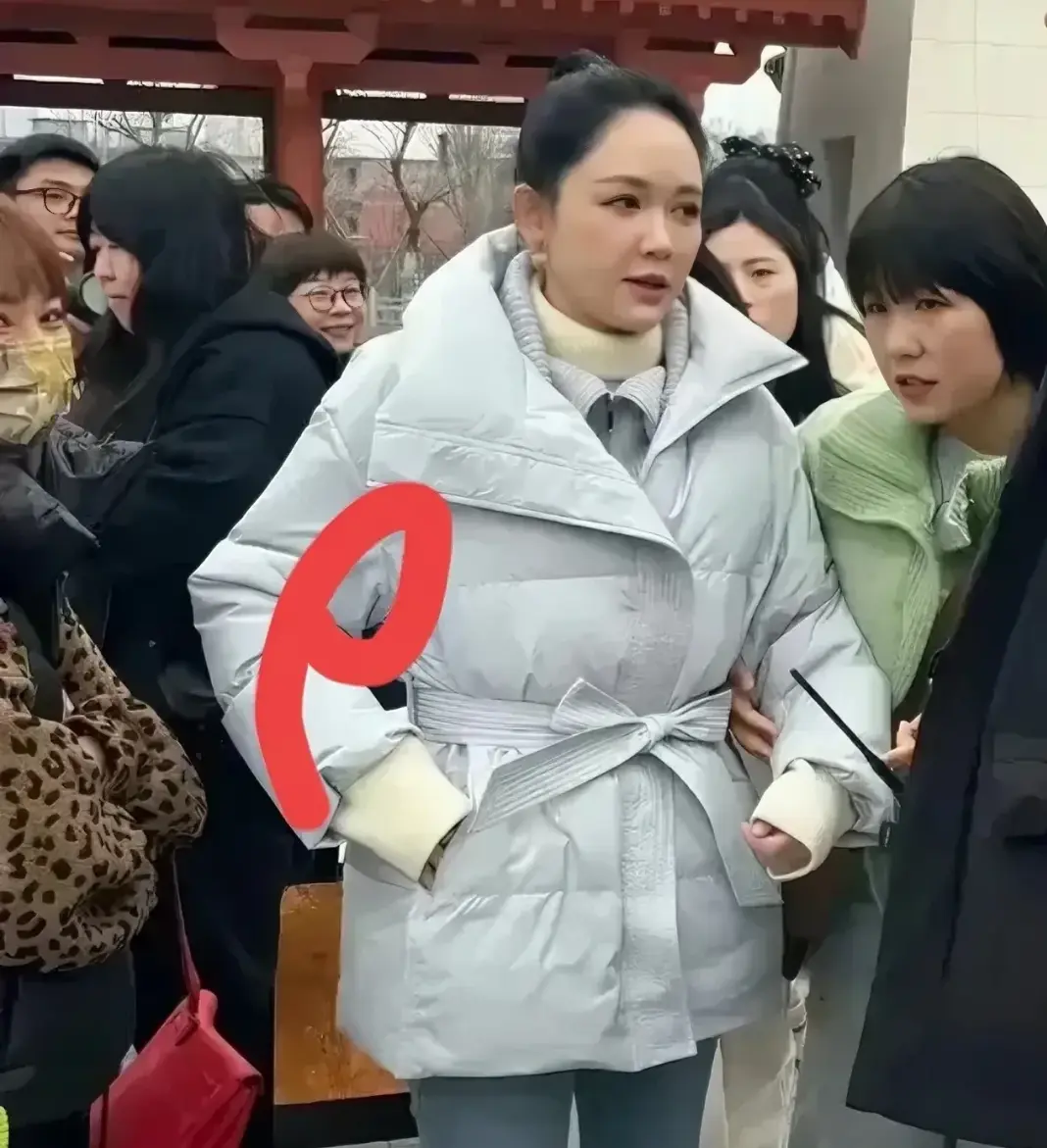 穿浅蓝色棉袄的老美女是谁