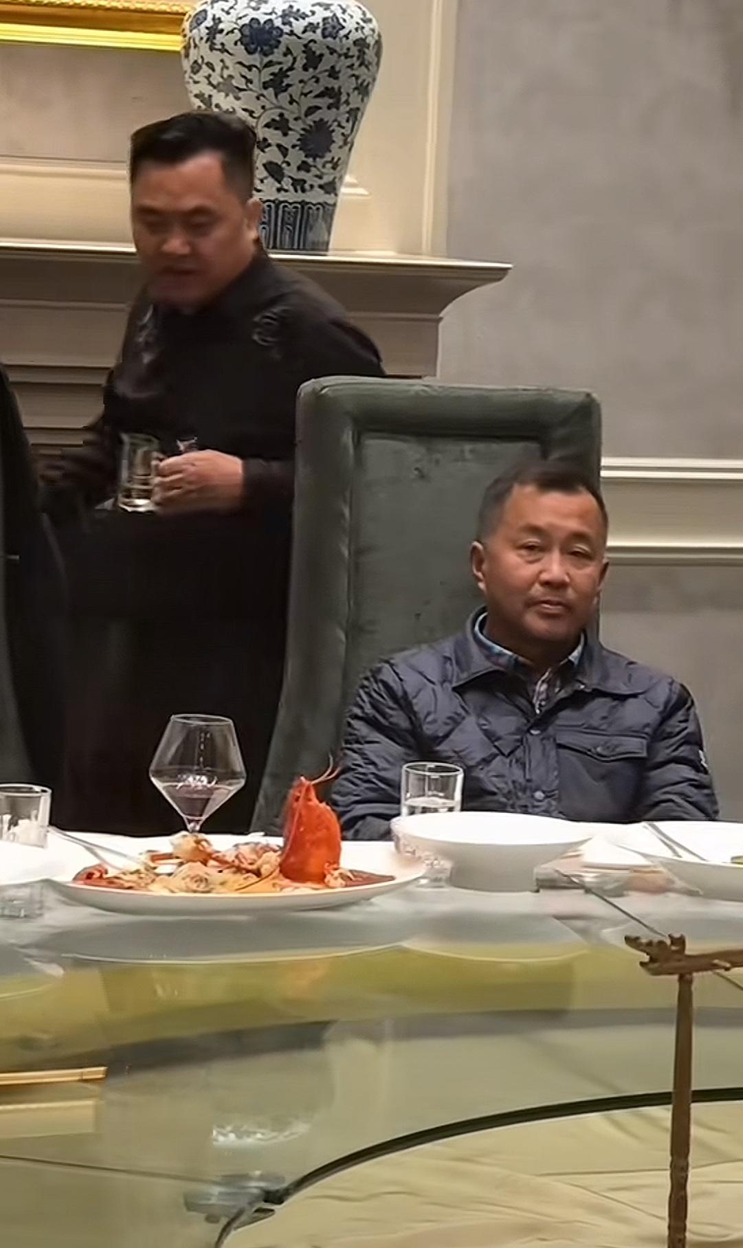 昔年流浪汉，今日座上宾！当沈巍先生看到今天的自己和早些年流浪时的自己一对比，