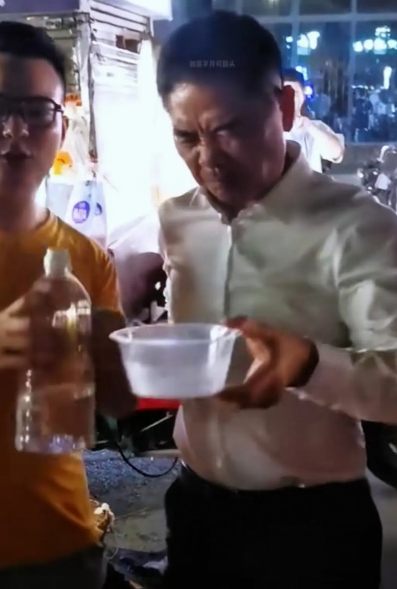 敢相信吗？这就是大强子刘强东，吃路边摊，用塑料饭盒大口喝酒，真喝真拼，一点都不漏