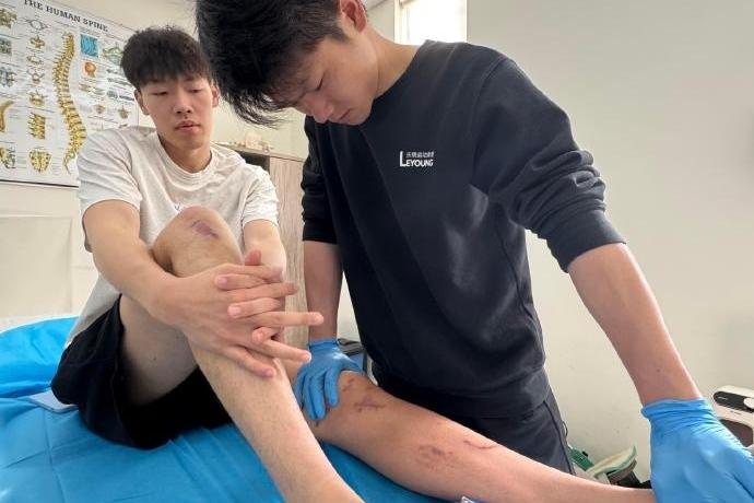 CBA最新消息：据媒体人@我耀看球发文透露了广东男篮球员张昊的最新情况，此前因膝