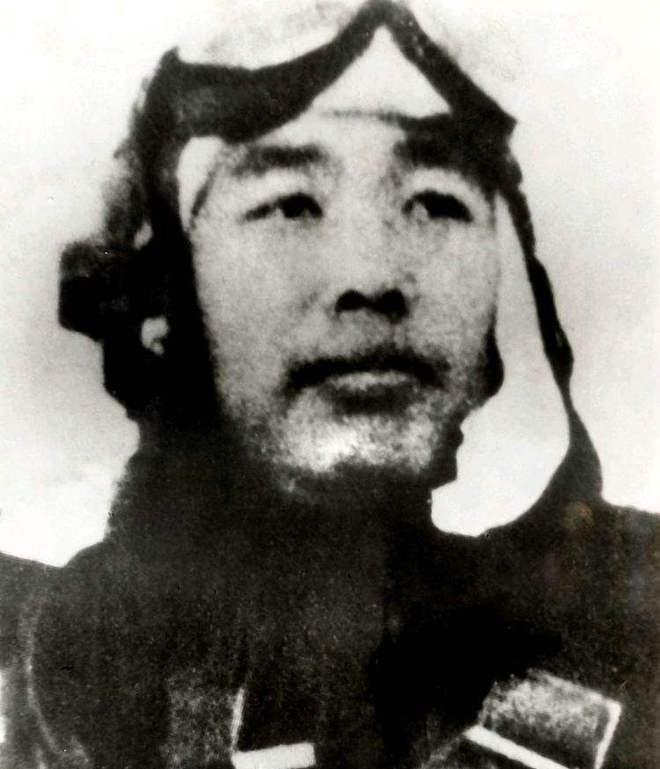 1951年10月，飞行员华龙毅满身鲜血靠在一块石头上，看着手提斧头围上来的陌生面