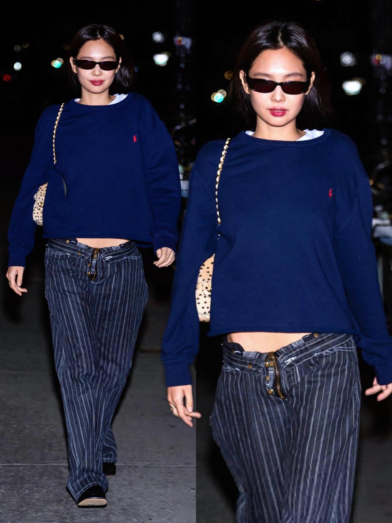 Jennie街拍，蓝色卫衣配条纹裤，气场超足！简约的藏蓝色短款卫衣内搭白T,随性