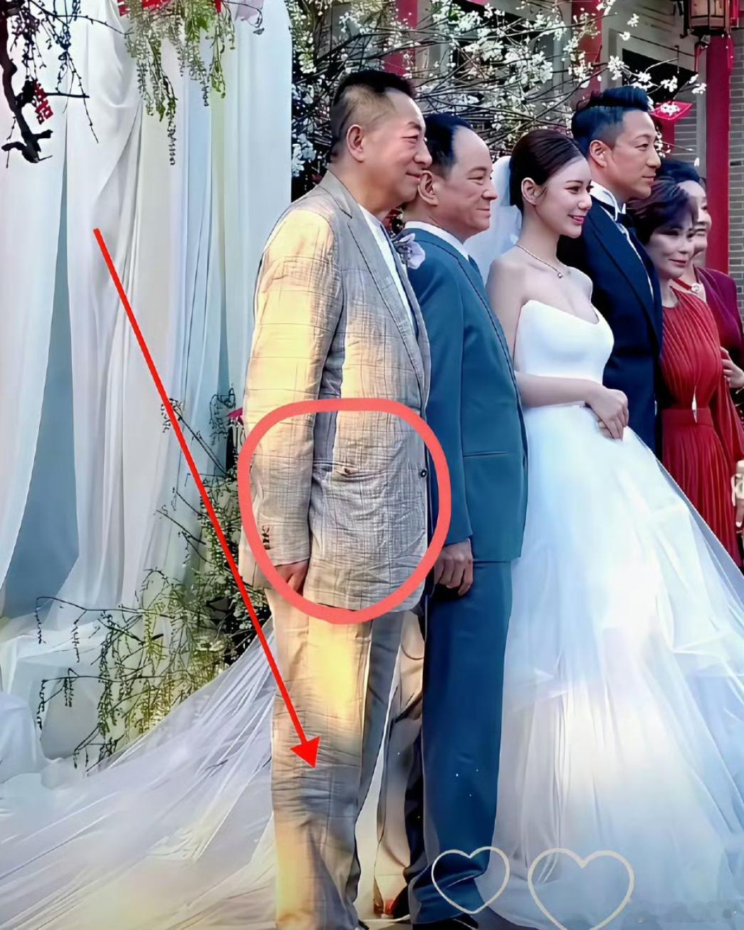 汪小菲婚礼没给汪大爷整身好衣服，这么皱皱巴巴的，看马筱梅爸爸的西装多板正！​​