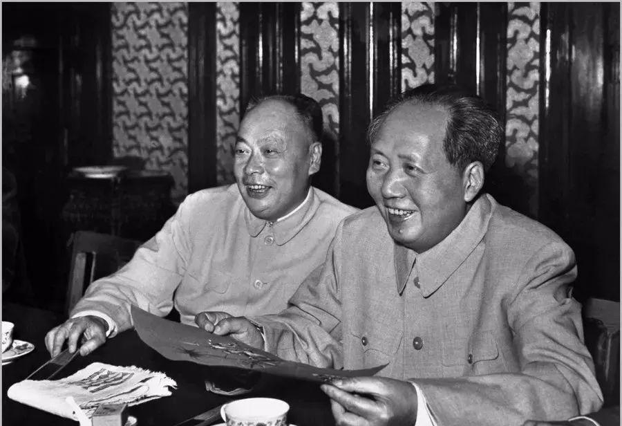 ☁1972年，毛主席身着睡衣，来到陈毅的追悼会。会还没开始，他特意提出想见