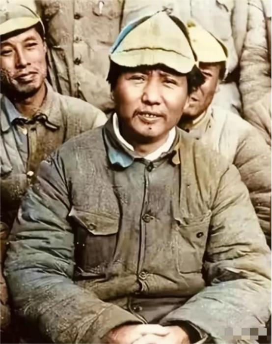 这是一张让所有贪贪汗颜的照片，作为当时最高领袖的毛主席，穿着脏兮兮的棉衣，从来不