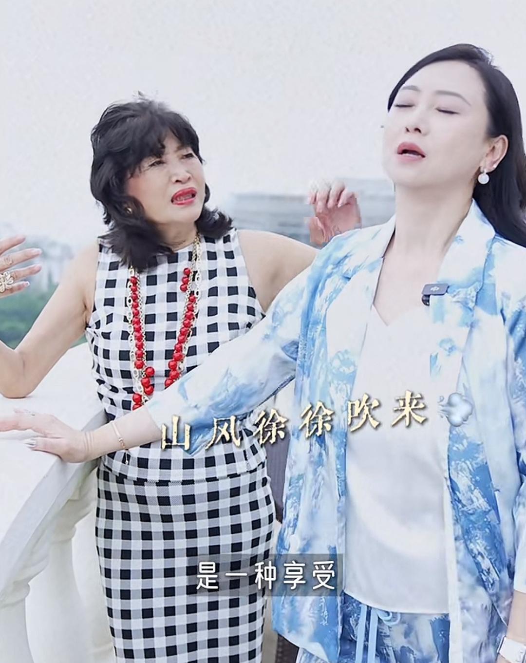 翁虹探访闺蜜，被其豪宅以及各方面都震惊到了脖子上戴着的南红玛瑙价值连城，住的豪