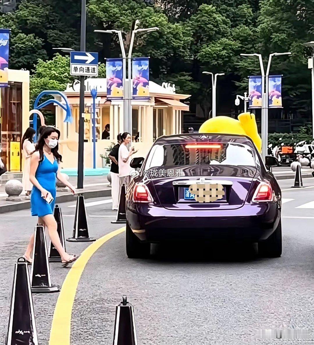 网友偶拍，疑似宗馥莉现身杭州街头，大小姐的魅力无限