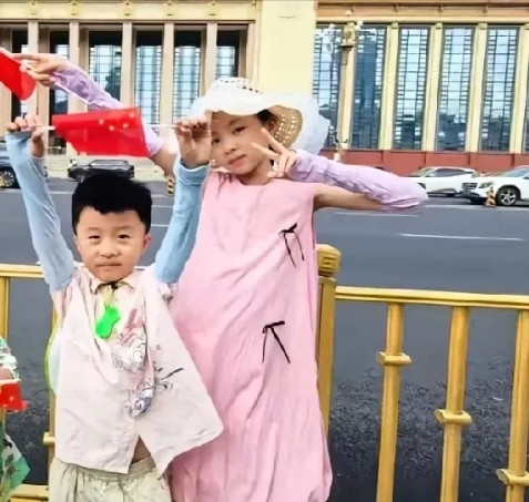 田媳妇为了让自己魅力四射，她带着孩子去南昌八一广场打卡，结果没有受到亲婆婆的欢迎
