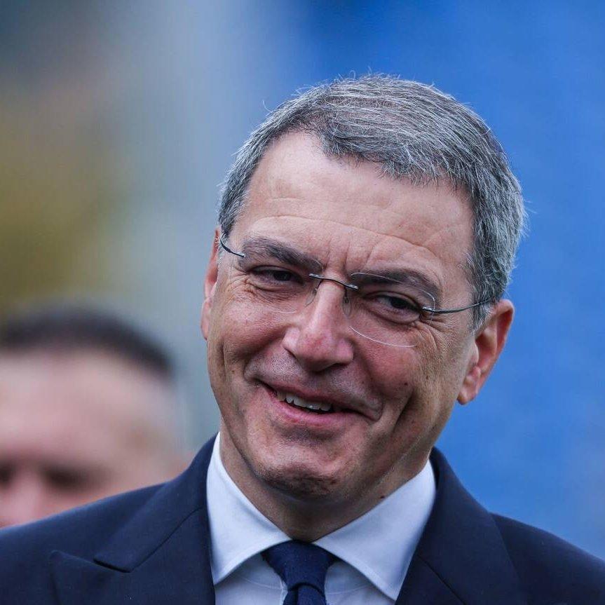 科莫利在接受采访时发表了赛后最强音：凯利的红牌与裁判“什么？你又要我锐评裁判？好