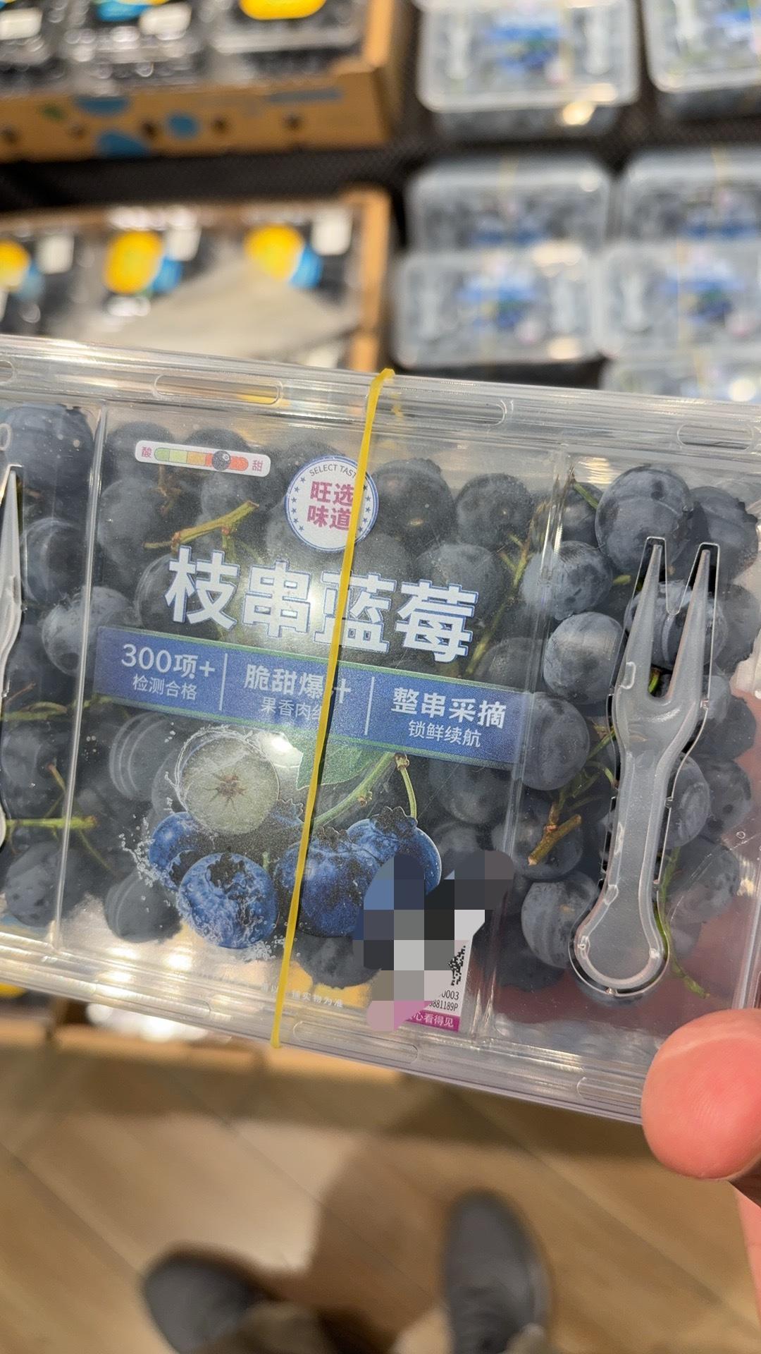 有人说，买蓝莓，要看表面有没有白色的，有白色，证明这个果子还可以，没有泡过什么