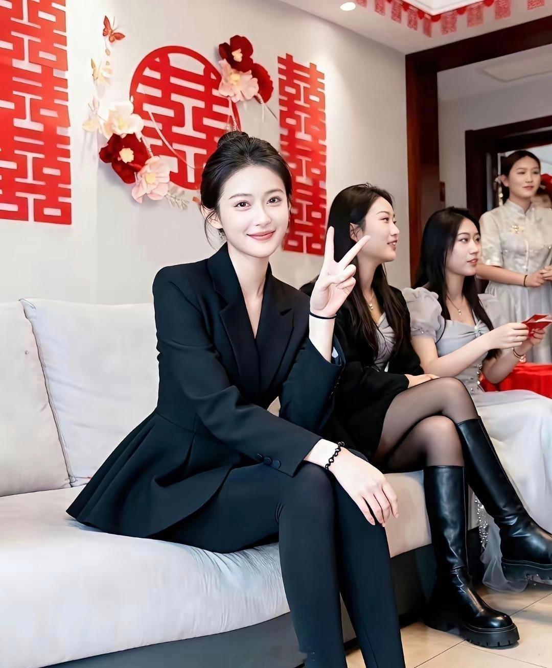 不怪新娘一脸无奈，换谁谁不是