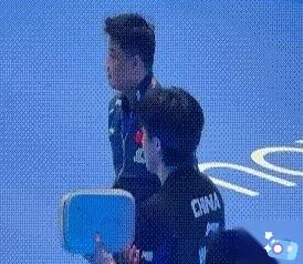 我宣布，本年度最强行为艺术，必须颁给王皓。真的，就刚才，观众席里有人喊“皓哥