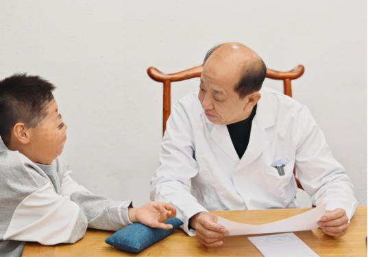 别再骂孩子“调皮”！孟主任提醒：这不是顽劣，是孩子身体在求救“上课扭来扭去