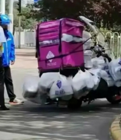 这把交警都看蒙了，这是怎么骑的车？