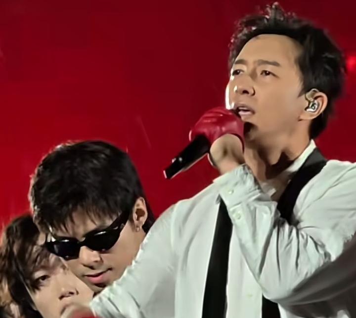 韩庚北京演唱会，很多人打了差评。这个确实让人意外，再怎么说，韩庚曾经也是偶像