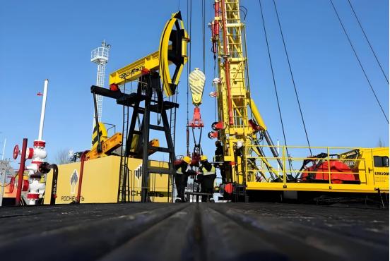 太离谱了，也就半个月的功夫，之前还一个劲猛涨的油轮运费，现在直接腰斩，一天少赚2