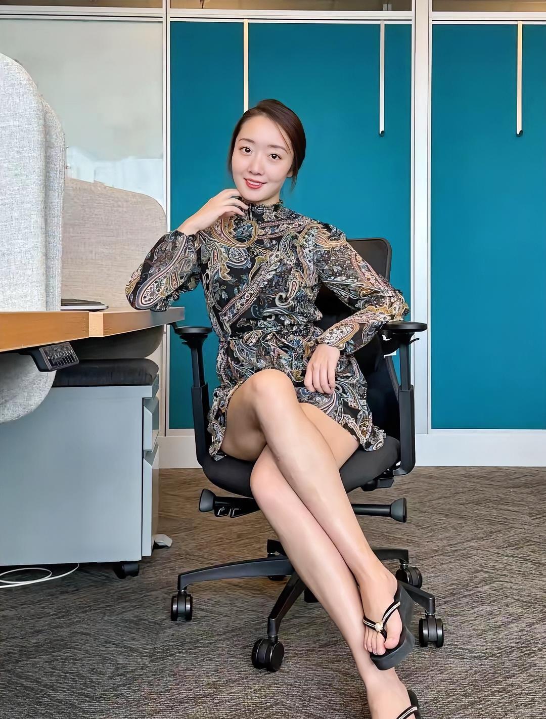 职场女性，被一双人字拖鞋给毁了，要是穿上黑色高跟鞋就完美了