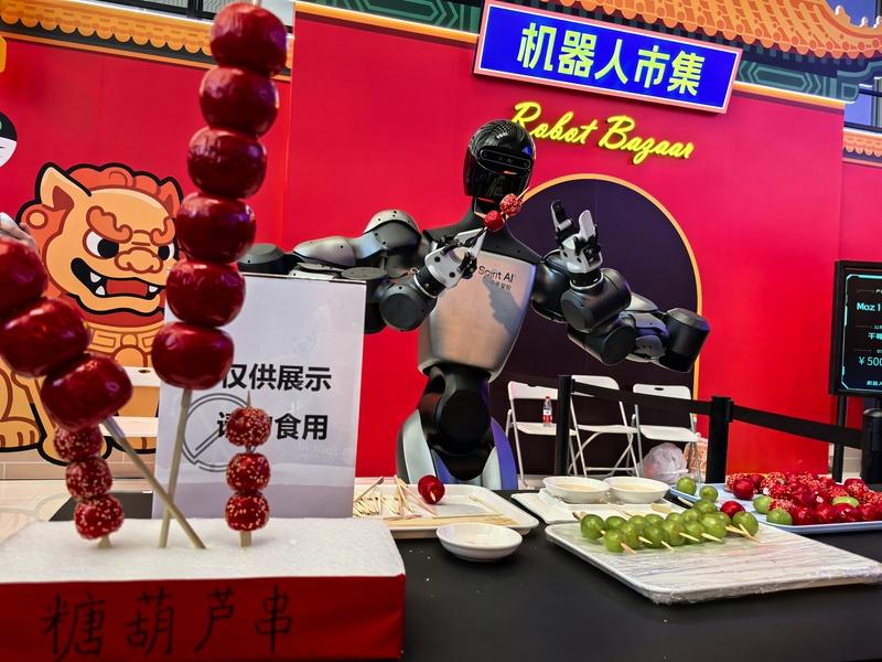 特斯拉人形机器人在进博会上亮相，那场面简直太有未来感了！这次进博会，特斯拉整个展